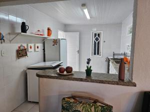 a kitchen with a counter with apples on it at Casa de Paraia em Aracaju in Aracaju