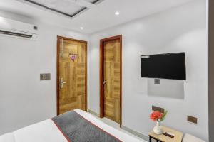 TV a/nebo společenská místnost v ubytování Super Capital O Hotel Moody Inn