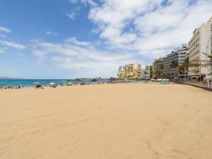 einen Strand mit Menschen auf dem Meer in der Unterkunft Deluxe Canteras By CanariasGetaway in Guanarteme