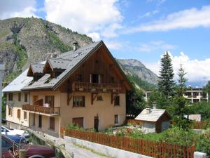 a house with a fence in front of a mountain at 2 pièces pour 4 pers, Sud-Est à Valloire, avec Wifi - FR-1-263-83 in Valloire