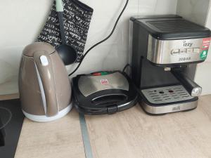 Příslušenství pro přípravu čaje a kávy v ubytování IRIS Apartment