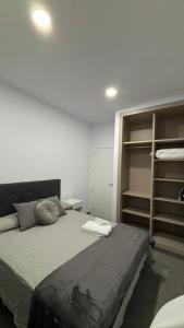 1 dormitorio con 1 cama grande y algunos estantes en Lacana, en Chiclana de la Frontera 14 fotos más