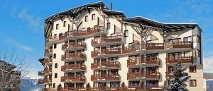 Un edificio alto con balcones a los lados. en Résidence Christiana 406 Clés Blanches Courchevel, en La Tania 4 fotos más