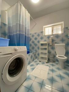 Bilik mandi di Apartments Mario