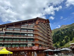 Zdjęcie z galerii obiektu Appartement spacieux rénové ski aux pieds, balcon, parking, Wi-Fi - FR-1-688-50 w Méribel