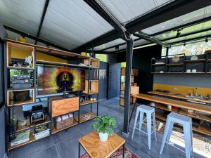 a living room with a tv and a table and stools at Entre Bambús in Pereira