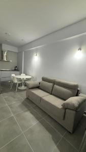 una sala de estar con un sofá y una mesa en Lacana, en Chiclana de la Frontera