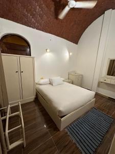 A bed or beds in a room at Matager Guesthouse Még 37 kép