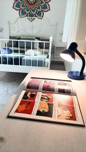 Giường trong phòng chung tại La stanza di Daria - un nido silenzioso nel cuore del centro storico