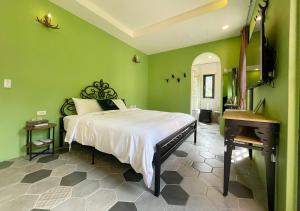 Postel nebo postele na pokoji v ubytování 岩川森林民宿 Springcreek B&B