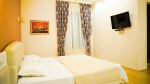 TV a/nebo společenská místnost v ubytování Garden Hotel