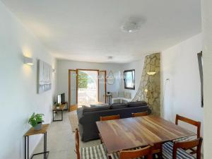 カラン・ポルテルにあるVilla FLEURのテーブルとソファのあるリビングルーム