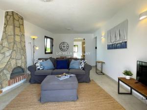 カラン・ポルテルにあるVilla FLEURのソファと暖炉のあるリビングルーム