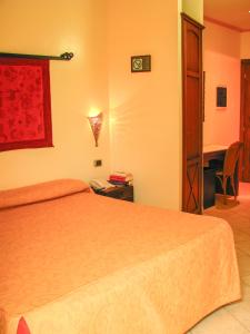 Posteľ alebo postele v izbe v ubytovaní Hotel Il Faro Della Guitgia Tommasino