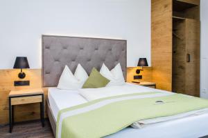 Ein Bett oder Betten in einem Zimmer der Unterkunft Gasthaus Forster am See - Eching bei Landshut