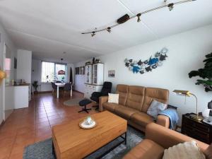 ein Wohnzimmer mit Sofa und Tisch in der Unterkunft Lamsoor 20 in Nieuwvliet