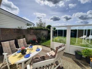 eine Terrasse mit Tisch und Stühlen in einem Hof in der Unterkunft Lamsoor 20 in Nieuwvliet