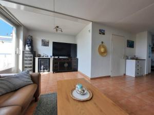 ein Wohnzimmer mit Sofa und Tisch in der Unterkunft Lamsoor 20 in Nieuwvliet