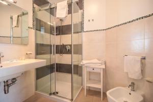 Kúpeľňa v ubytovaní Hotel Il Faro Della Guitgia Tommasino