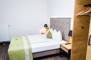 Ein Bett oder Betten in einem Zimmer der Unterkunft Gasthaus Forster am See - Eching bei Landshut