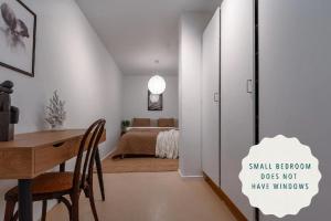 เตียงในห้องที่ Practical flat in vibrant SoFo, construction work