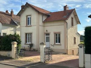 a house with a gate in front of it at L'Albatros, Villa de charme familiale classée 3 étoiles, All inclusive in Paray-le-Monial