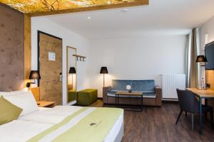 Ein Bett oder Betten in einem Zimmer der Unterkunft Gasthaus Forster am See - Eching bei Landshut