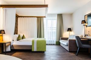 Ein Bett oder Betten in einem Zimmer der Unterkunft Gasthaus Forster am See - Eching bei Landshut