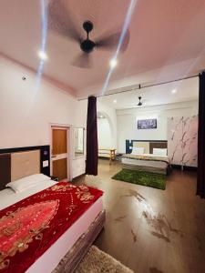 Postel nebo postele na pokoji v ubytování Himalayan Canvas khajjiar