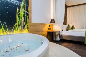 Ein Bett oder Betten in einem Zimmer der Unterkunft Gasthaus Forster am See - Eching bei Landshut