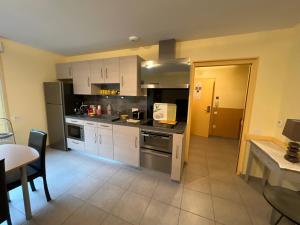 Kuchyň nebo kuchyňský kout v ubytování Appartement moderne à La Ferrière-aux-Étangs de 55 m² avec jacuzzi + 17 fotografií