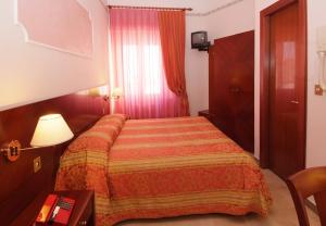 ein Hotelzimmer mit einem Bett und einem Tisch in der Unterkunft Hotel Ristorante La Ginestra in Recanati