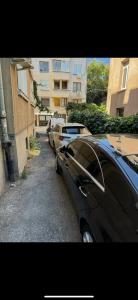 eine Reihe geparkter Autos auf einem Parkplatz in der Unterkunft NIKI Apart in Sofia