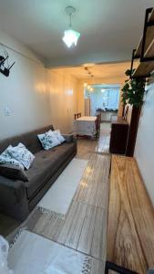 una sala de estar con un sofá y una mesa en Nossa House em Alter, en Alter do Chao