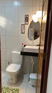 Un baño con un inodoro blanco y un lavabo. en Nossa House em Alter, en Alter do Chao