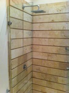 une douche avec une porte vitrée dans une salle de bain dans l'établissement Charming 1BR apartment in the Heart of Cartagena's Old City, à Carthagène des Indes