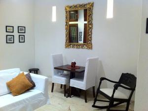 - un salon avec une table et un miroir dans l'établissement Charming 1BR apartment in the Heart of Cartagena's Old City, à Carthagène des Indes 26 autres photos