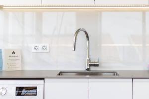 a kitchen counter with a sink and a window at Villa Marina - apartamento a menos de 5 minutos de la playa in Santa Pola +45 photos