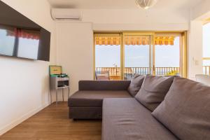 a living room with a couch and a balcony at Villa Marina - apartamento a menos de 5 minutos de la playa in Santa Pola