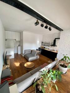 una sala de estar con un sofá y una mesa en Duo Apartment Durres Center, en Durrës