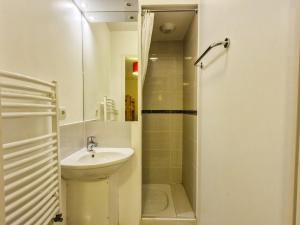 mała łazienka z umywalką i prysznicem w obiekcie Appartement lumineux avec balcon sud, centre station, parking couvert - Flaine Forêt - FR-1-425-141 w mieście Flaine