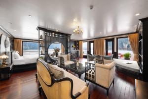 Кровать или кровати в номере Aqua Of The Seas Cruise Halong