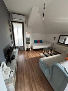 un soggiorno con un letto e un divano di Stan na dan Loznica a Loznica