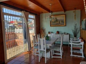 a dining room with a table and chairs at Acogedora casa en la playa in El Quisco