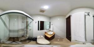 a bathroom with a glass shower and a sink at Hotel Ipanema Meridian in Neiva
