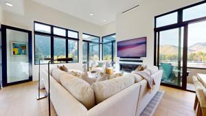 Μια τηλεόραση ή/και κέντρο ψυχαγωγίας στο The Residences at One Twenty Unit 302