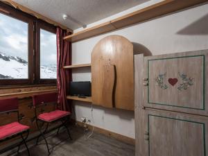 Pokój z drzwiami, biurkiem i oknem w obiekcie Studette confortable proche pistes et commerces - FR-1-502-453 w mieście Tignes