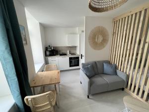 Køkken eller tekøkken på Le Cocon Naturel - Studio 2p Ville fortifiee