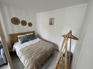 En eller flere senge i et værelse på Le Cocon Naturel - Studio 2p Ville fortifiee