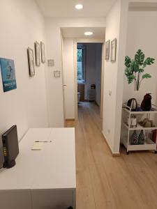 ジェノヴァにあるPrincipe del Marの白いテーブルと廊下のある白い部屋